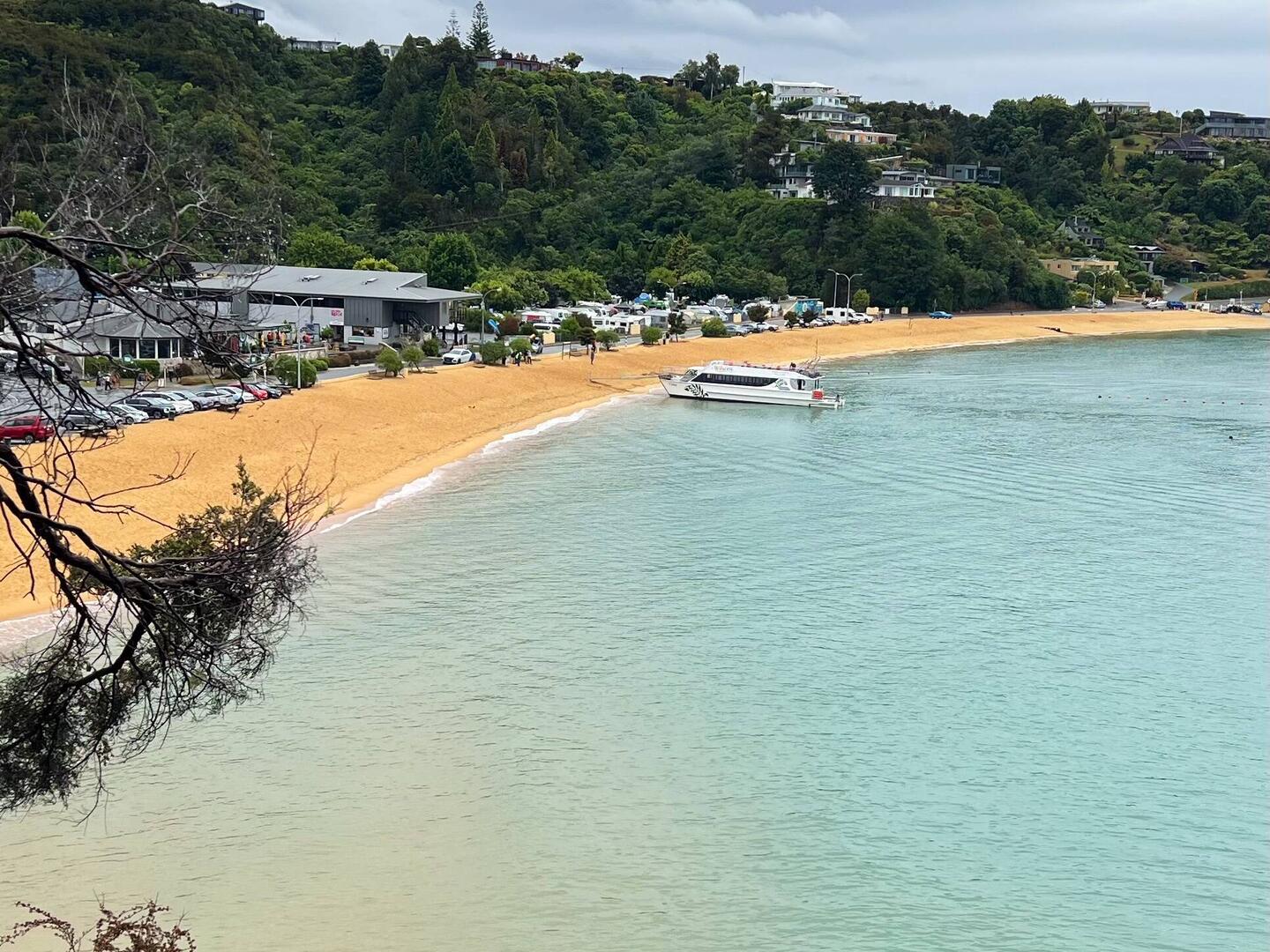 Kaiteriteri - die Anlegebucht, wo sich alles trifft