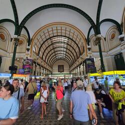 Intérieur de la poste avec au fond le portrait de Ho Chi minh