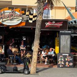 Rentnerparadies, direkt mit dem Rolli ins Hardrock-Café