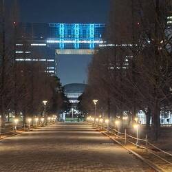 Hinten das Gebäude von Japan Telecom