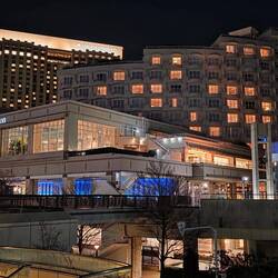 Einkaufszentrum, Wohnungen und Büros