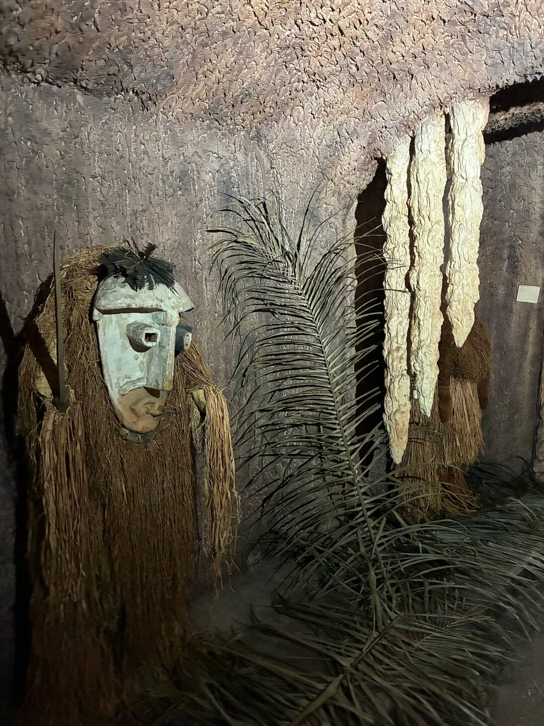 Museumsarchitektur als künstliche Tropfsteinhöhle für die Maskenausstellung