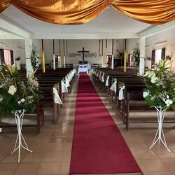 Im Inneren der neuen Kirche nebenan