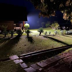 Nächtliche Aussicht von meiner Terrasse auf den Bungalow gegenüber