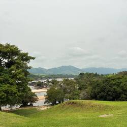 Der Rasen des Ressorts fällt sanft ab zum Fluss