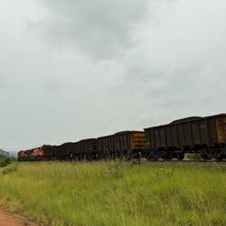 Auf dem Weg lassen wir einen ewig langen Zug mit Manganerz passieren