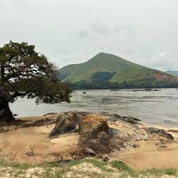Der Fluss ist nicht begradigt und schiebt sich ungezähmt durchs Land