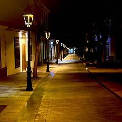 nächtlicher Heimweg durch die leeren Gassen von Los Llanos