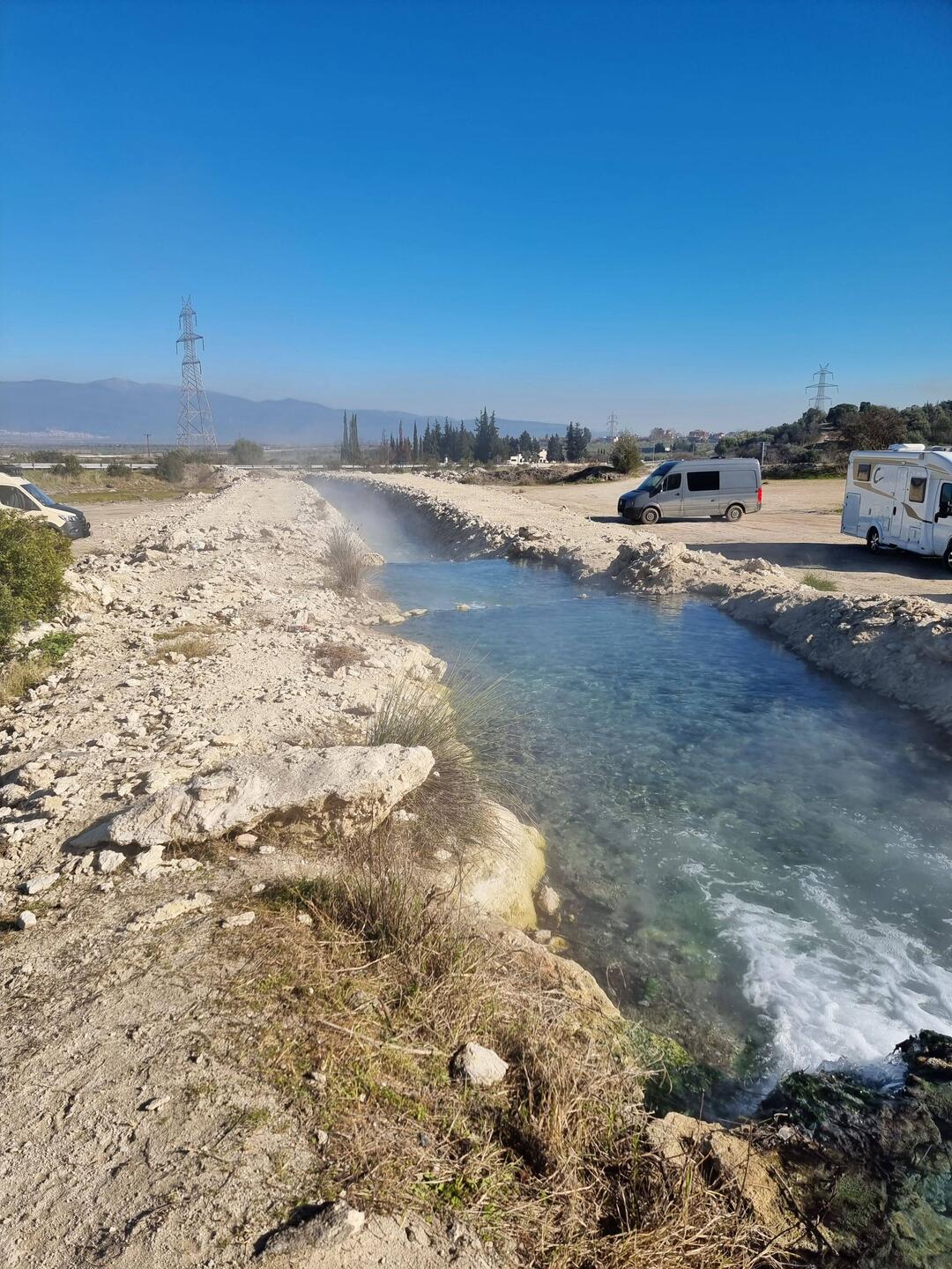 Hier ist der grosse Bummelplatz, wo jeden Tag/ Stunde reger Wechsel stattfindet.