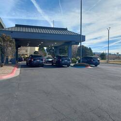 Insgesamt waren 8 Autos da, Beil im Hotel, da gehts ab.