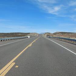 Wie immer lange geradeaus.