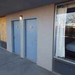 In meinem Zimmer hatten Sie schon die neue Scheibe drin, aber nur mit Ducktape eingeklebt.