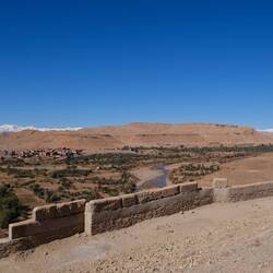 Die Lebensader, das Flussbeet, schlängelt sich durchs karge Land