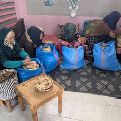 Die Nuss wird mit einem Stein geschält und anschließend gemahlen