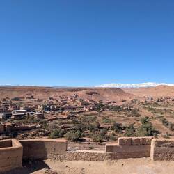 Im Hintergrund das schneebedeckte Atlas-Gebirge
