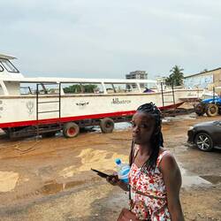 Zum Hafen. Dieses Schuff wird es leider nicht. Wir fahren über 1 h ohne Dach über See