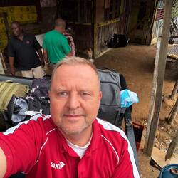 Ankunft an der Anlegestelle von Nyonie, rauf auf den Jeep ohne Dach bei brütender Hitze