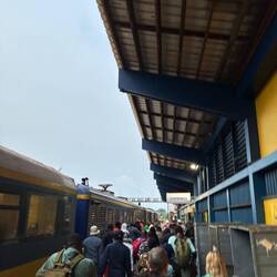 In Libreville steigen wir zum Gück am Gleis aus