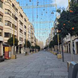 Boulevard, im Moment sind die Geschäfte noch geschlossen, öffnen erst 17 Uhr.