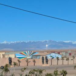 Die Noor Power Station im Hintergrund, Filmkulissen davor