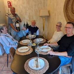 Leider ist die große Weinflasche nur Deko und leer