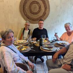 Wir bekommen einen schönen Platz in einer Nische