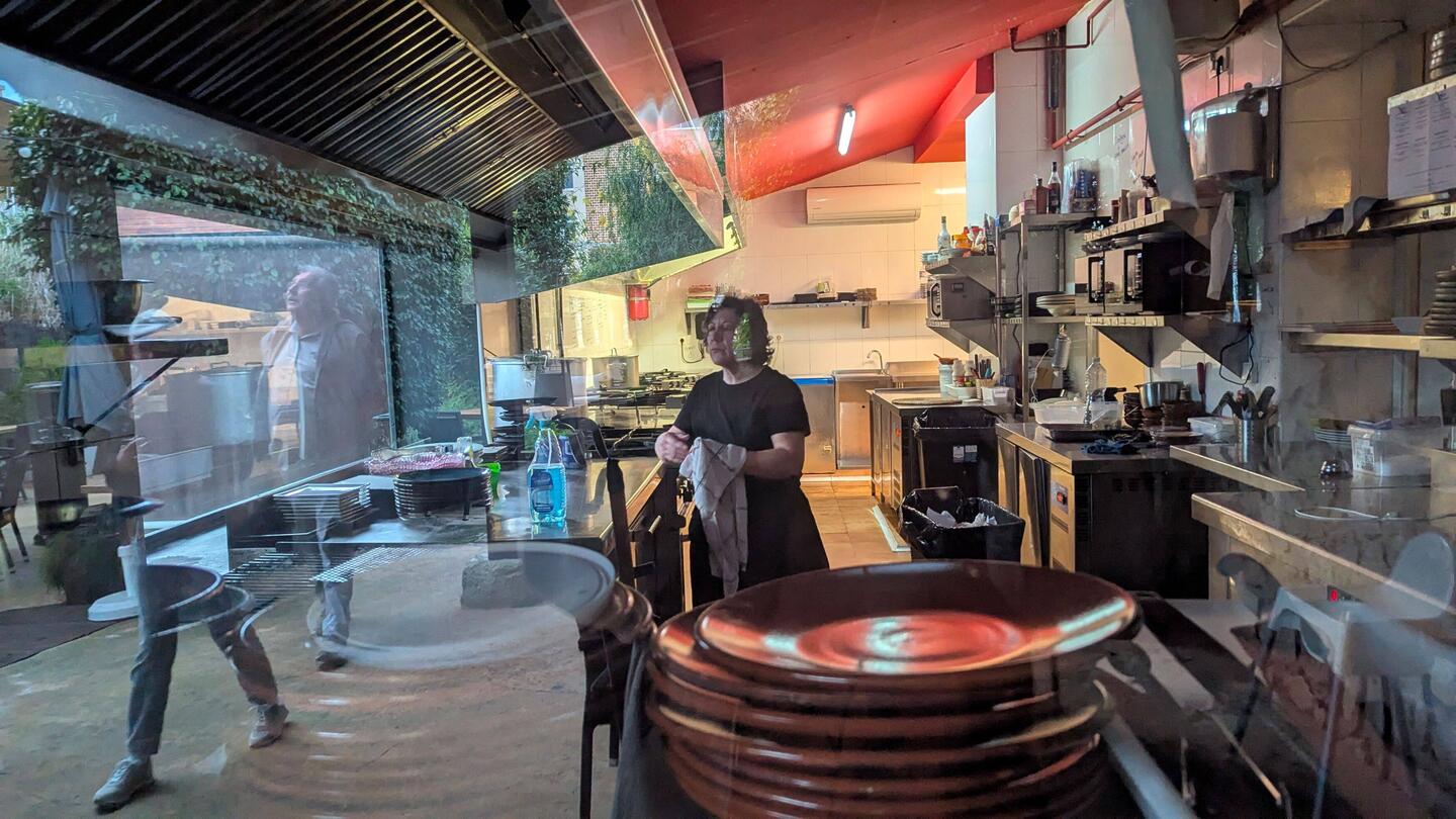 Erstmal ein Blick in die Küche durchs Fenster