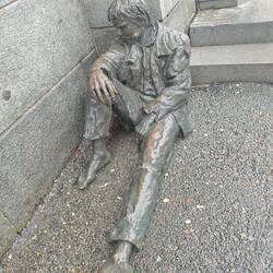 Direkt vor einem Nobelkaufhaus