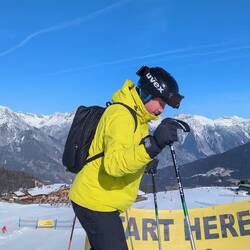 Provisorische Handyhalterung an Tims Helm