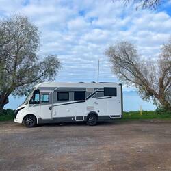 Wir schlafen an einem uns schon bekannten Strand-Parkplatz 5km vor Kalamata 🚐💤