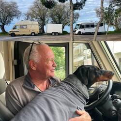 ..heute Morgen darf sie mit Herrli Fernsehen 🐾❤️übrigens ist die Heizung aus,da tut der Pyjama gut😇