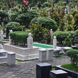 Gräber sind schlicht gehalten. 2 Steine symbolisieren Kopf und Fuß.