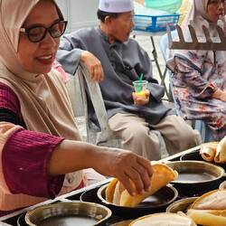 Pfannkuchen mit Erdnussbutter und Nüssen.