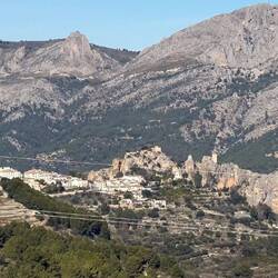 Das Castell liegt auf einem kleinen Bergzug ...