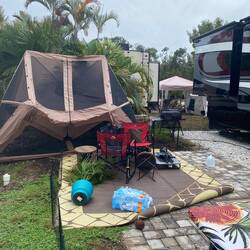 Unsere Nachbarn (Bob and Barb) haben das identische Zelt - deren flog auch...