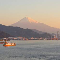 Erste Sonnenstrahlen am Fuji