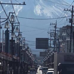Einkaufsstraße mit Fuji Blick