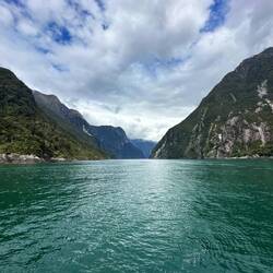 Milford Sound vom Meer aus gesehen