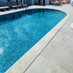 La piscina en el techo del edificio