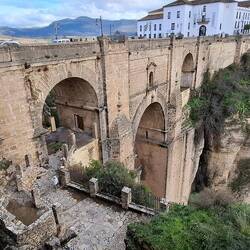 ...mit der eindrucksvollern Puente Nuevo