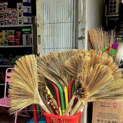Everyone uses these brooms