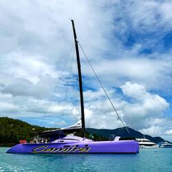 unser Katamaran, 60 Fuß, mehr Lila geht nicht