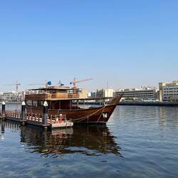 ein typisches Ausflugs-Boot auf dem Dubai Canal