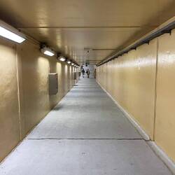 oder unter dem Kanal mit dem Fussgängertunnel