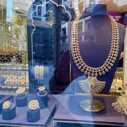 in den Souq: goldige Auslagen