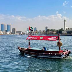 oder mit einem emiratischen Holzboot (Abra) kann man auf dem Kanal übersetzen