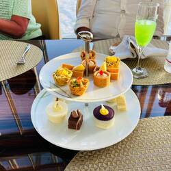 Canapés und giftgrüner Limettensekt (alkfree) wird gereicht