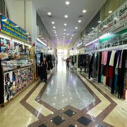 Stoffe, Garne und Kleider in Hülle und Fülle