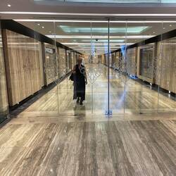 eine edle Unterführung führt unter dem Platz von einem zum anderen Souq