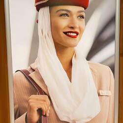 mit nettem Bordpersonal, das warmes Essen serviert